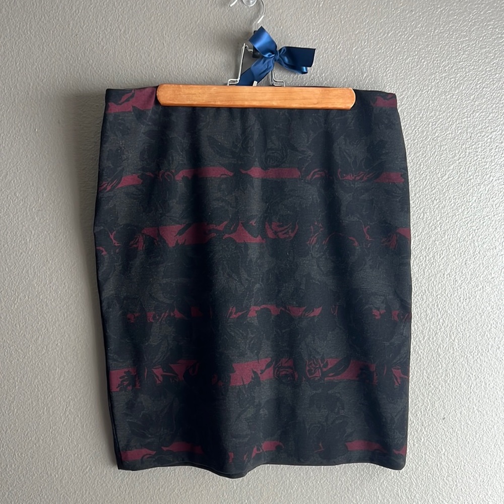 Grace Elements Pencil Skirt⚡️Size Large⚡️Black, Charcoal, & Dark Red Pattern